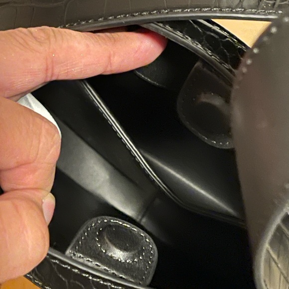 Orseund Iris Black Croc-Embossed Round Apple Leather shoulder Bag - Picture 8 of 11